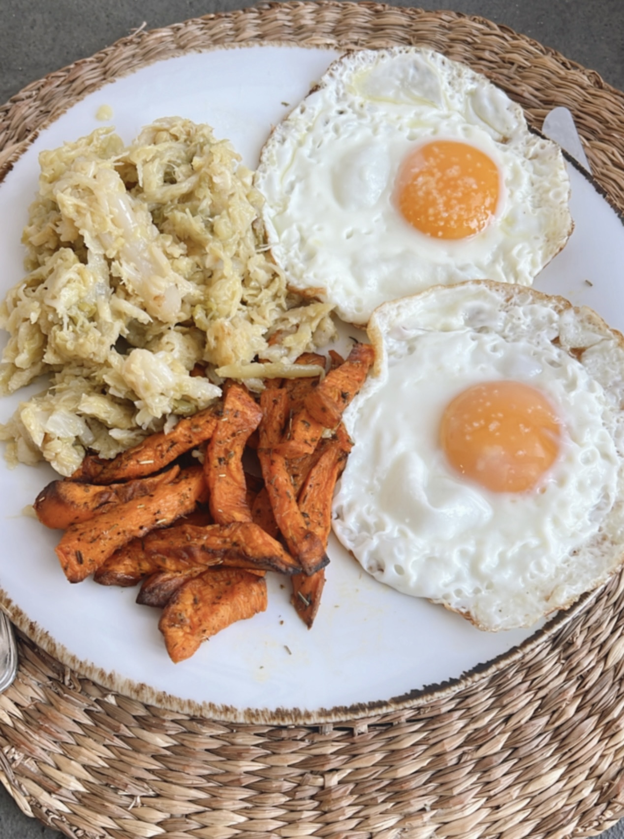 Huevos a la plancha con repollo rehogado