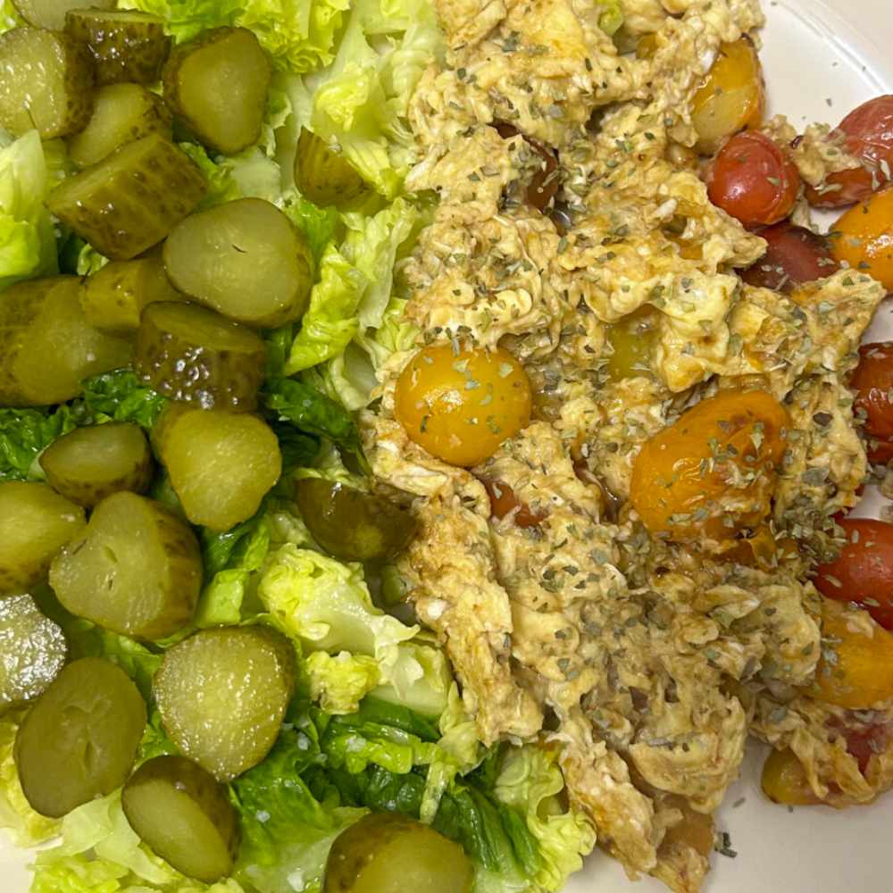 Revuelto con tomates cherry y ensalada