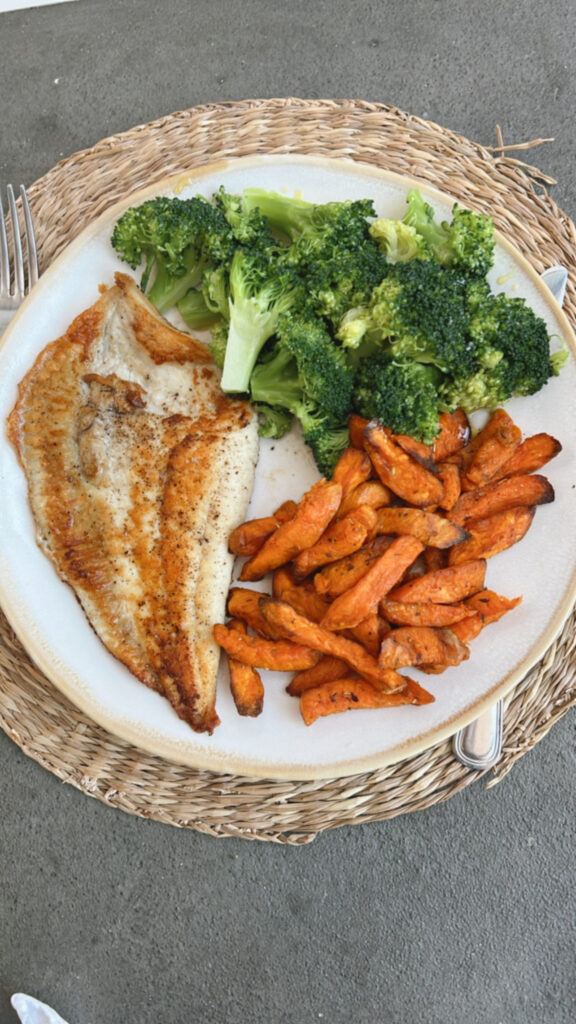 Rodaballo a la plancha con palitos de boniato y brócoli