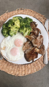Huevos a la plancha con brócoli y setas