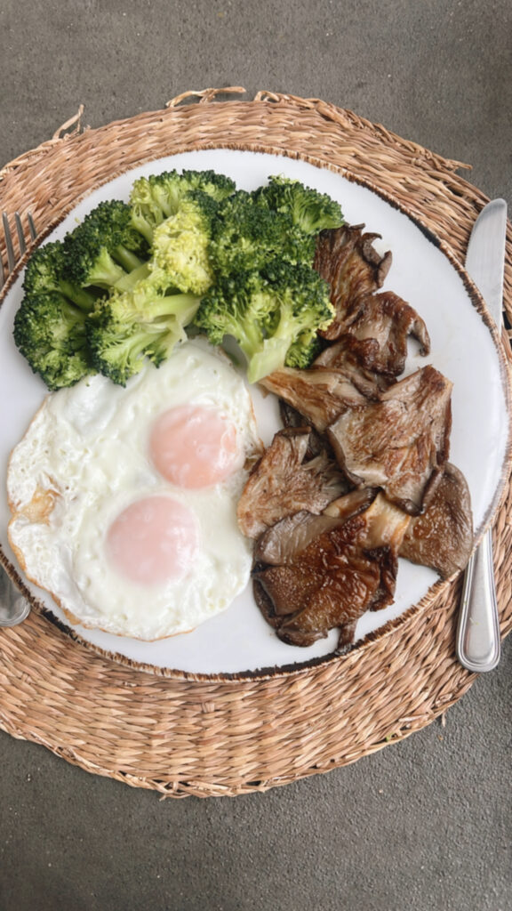 Huevos a la plancha con brócoli y setas