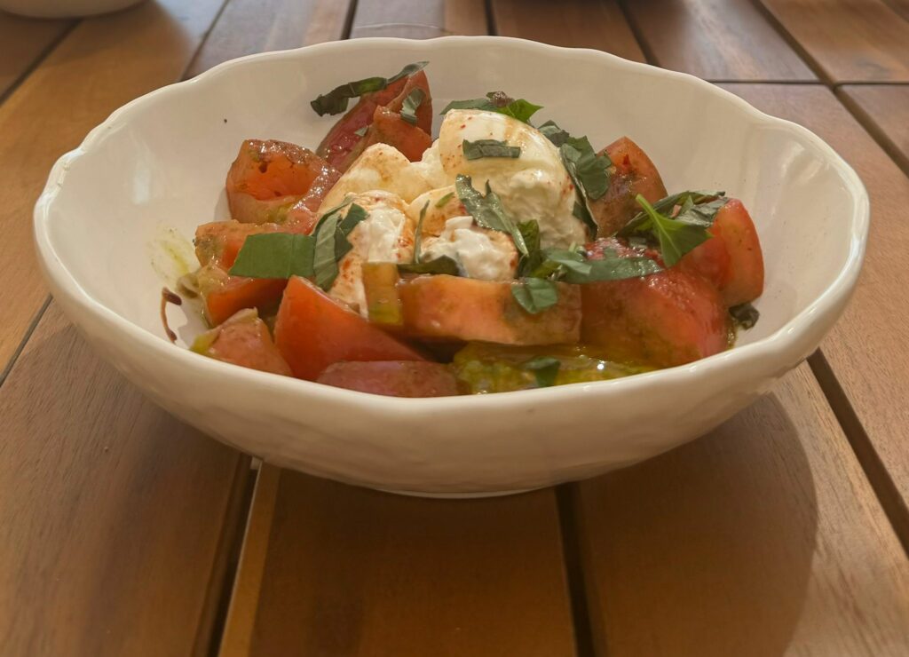 Ensalada de burrata con tofu