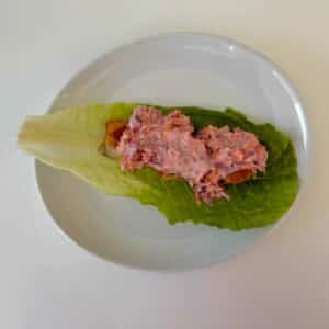 Tacos de pescado con hojas de lechuga