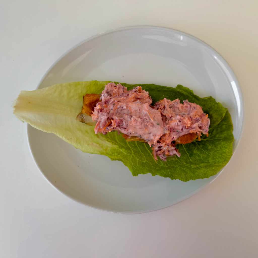 Tacos de pescado con hojas de lechuga