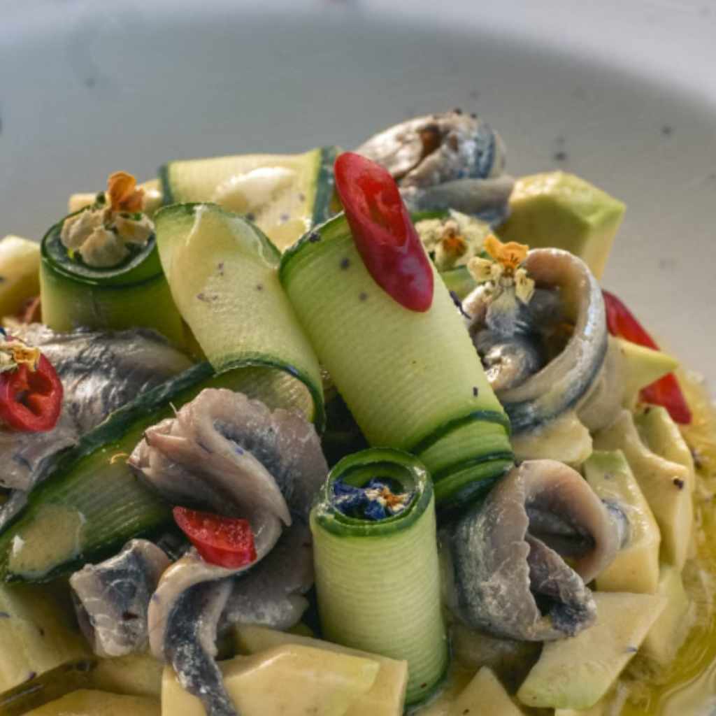 Tallarines de calabacín con pollo y salsa de anchoas