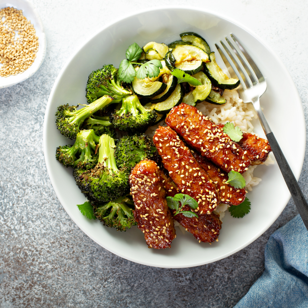 Tempeh con calabacín y brócoli horneados y arroz