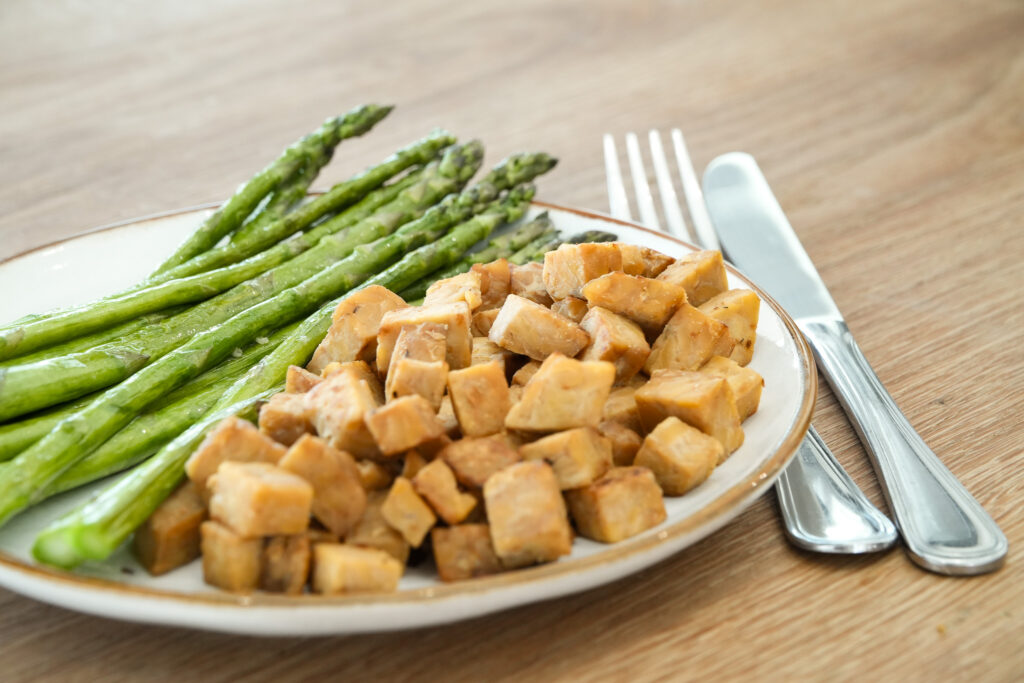 Tempeh con espárragos a la plancha