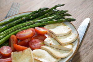 Tofu a la plancha con espárragos y tomates