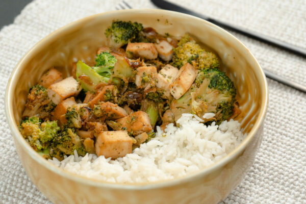 Tofu salteado con brócoli y salsa de soja y arroz