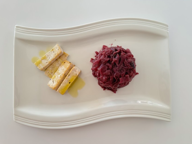 Tofu a la plancha con lombarda cocida