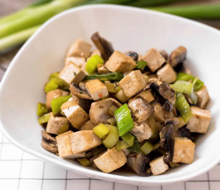 Tofu rehogado con puerro y champiñones