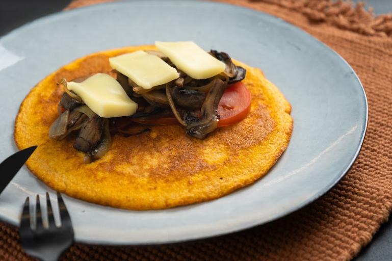 Tortita de zanahoria rellena de queso, tomate y champiñones