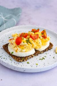 Tostada con huevos revueltos y caldo de verduras