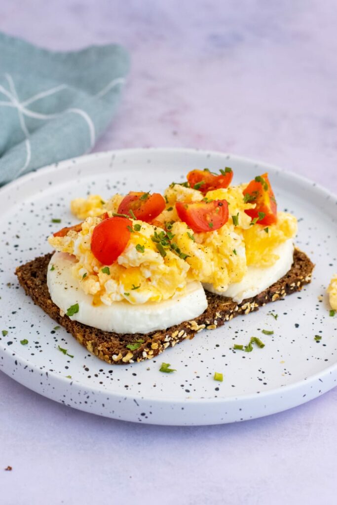 Tostada con huevos revueltos y caldo de verduras