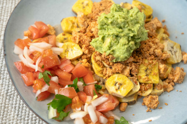 Tostones con tofu, pico de gallo y guacamole