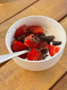Yogur de coco con fresas y chocolate