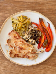 Pechugas de pavo a la plancha con pimiento rojo y berenjena horneado