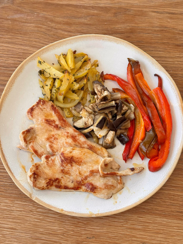 Pechugas de pavo a la plancha con pimiento rojo y berenjena horneado